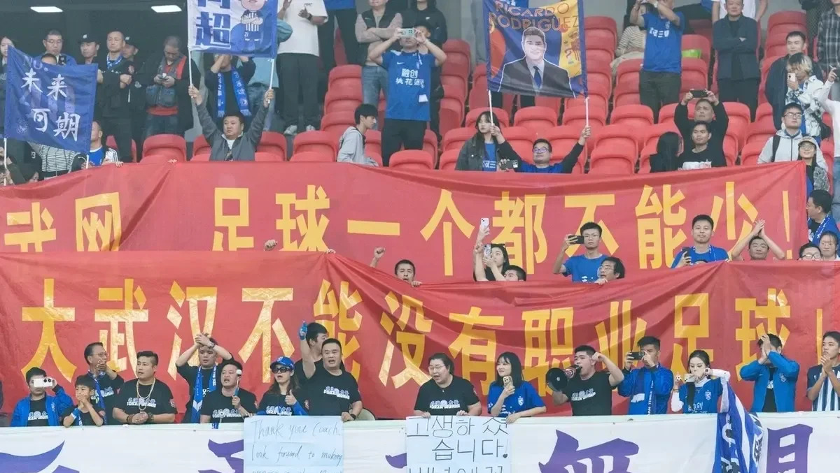 包含足球盛宴陆续上演，球迷热情高涨的词条