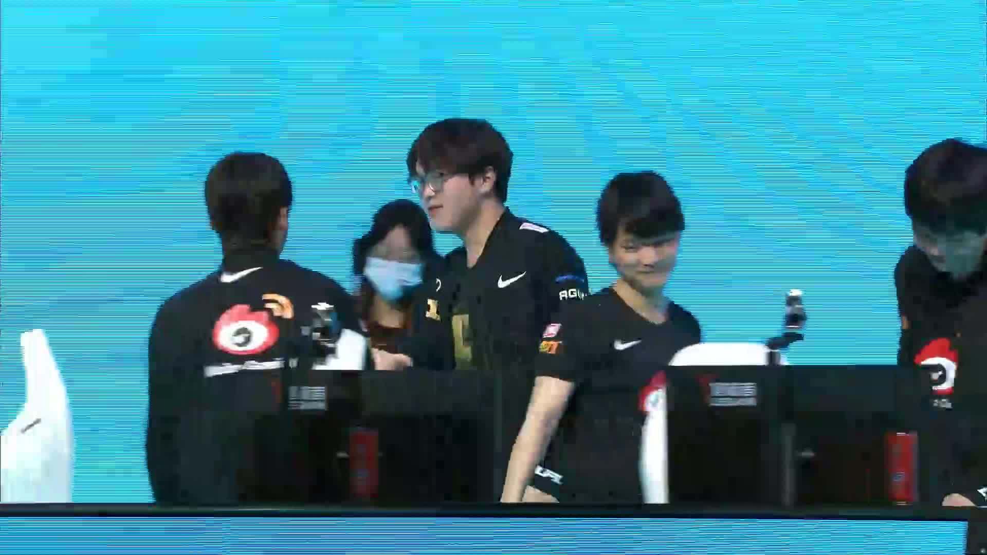 RNG轻取WBG，Xiaohu单局斩获MVP入围赛3:0（柏林）