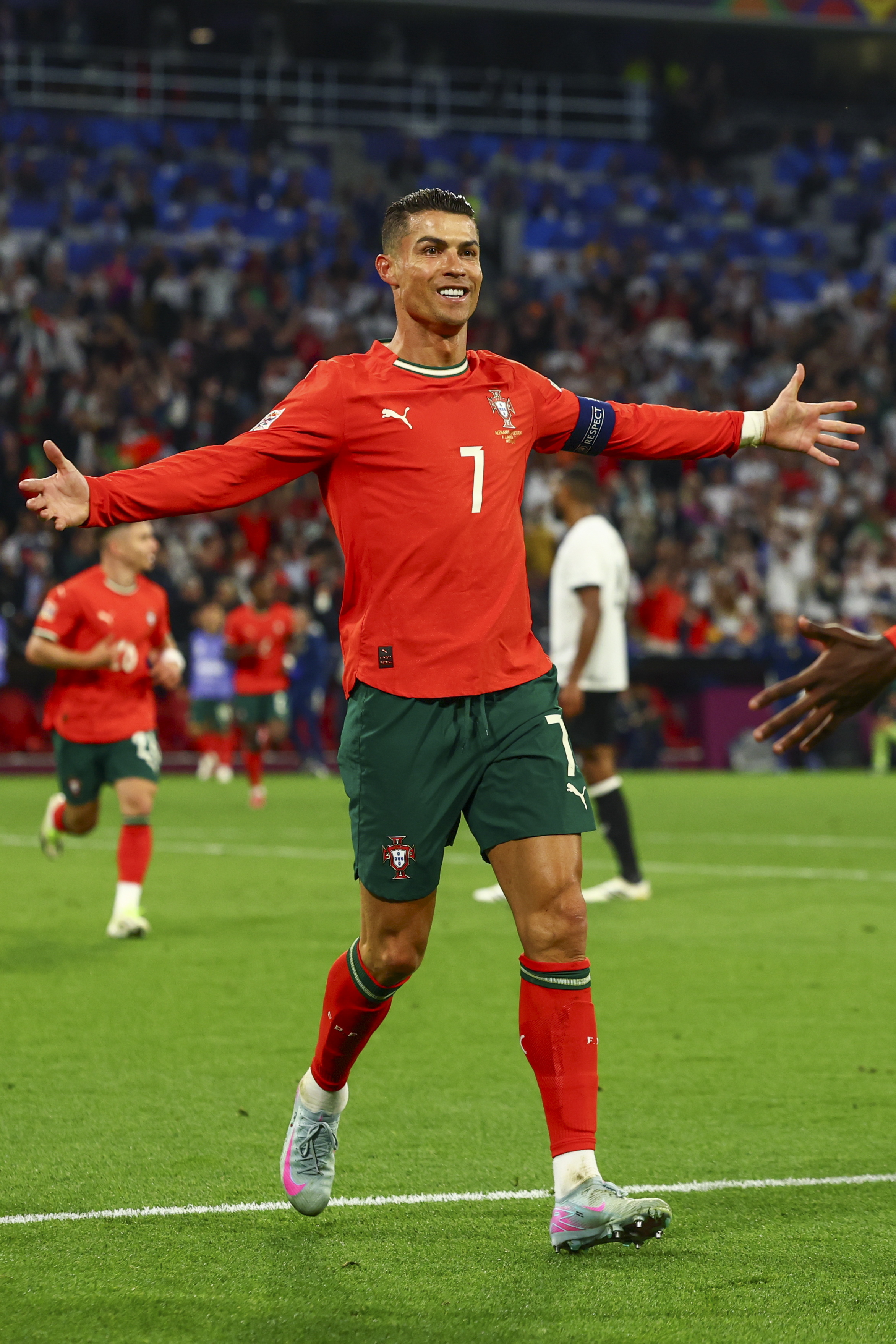 爱游戏tv-葡萄牙主场告捷，锁定欧洲杯正赛资格的简单介绍