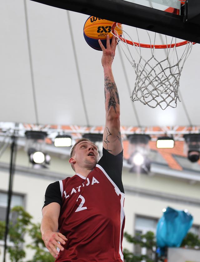 塞尔维亚队在殊死搏斗中晋级下一轮比赛