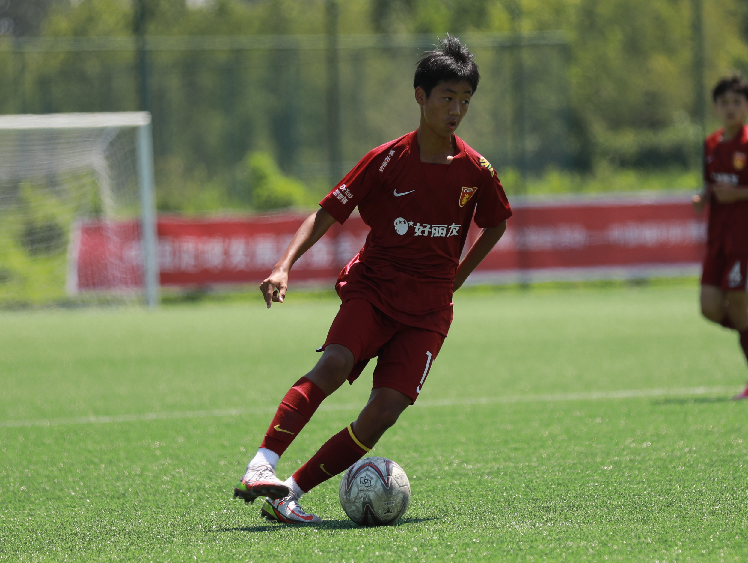 南极足球职业联赛中球队逐渐增强实力