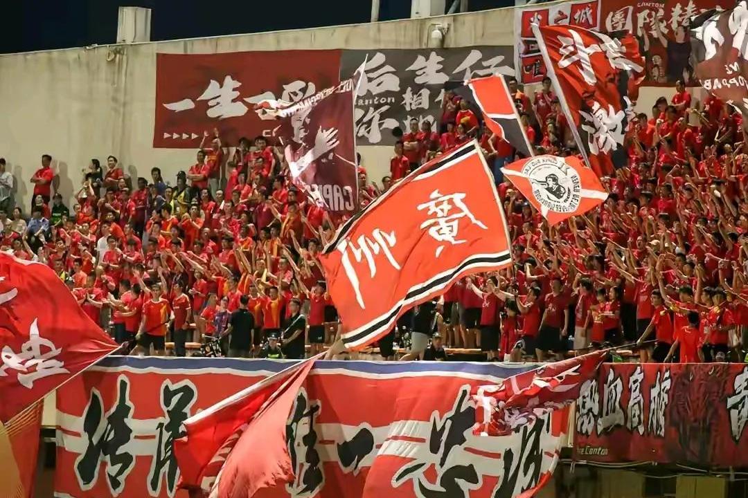 广州恒大队员默契配合，赢得关键胜利的简单介绍