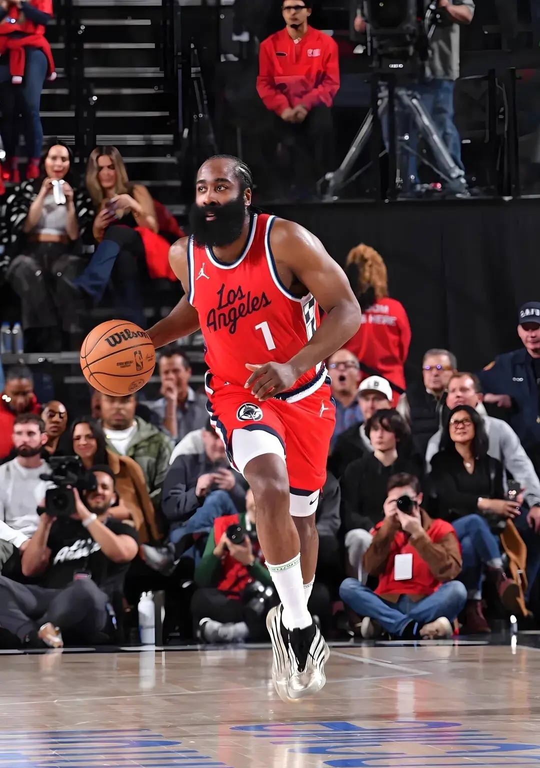 爱游戏在线-火箭主场胜利，哈登助球队翻盘